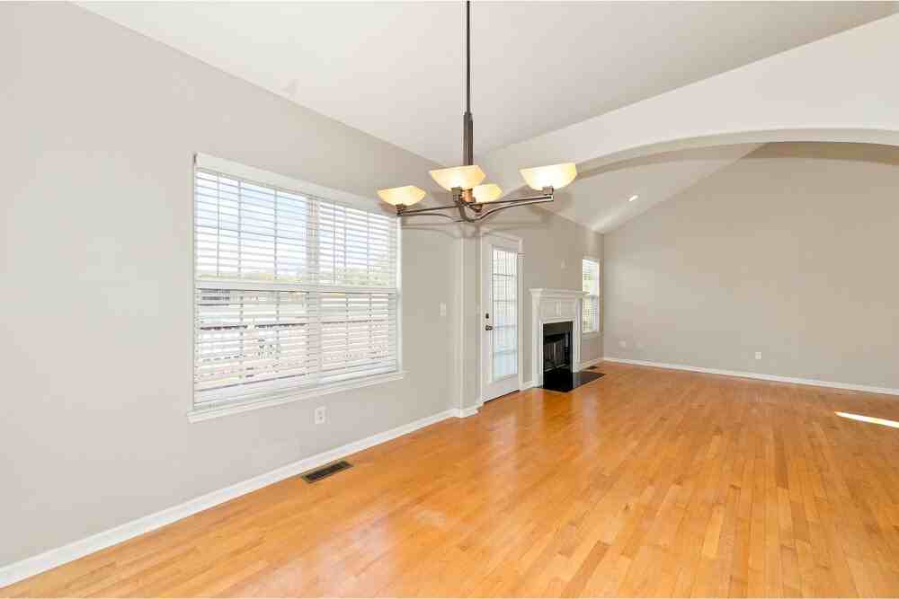 1015 Station Cir - Photo 4 of 17