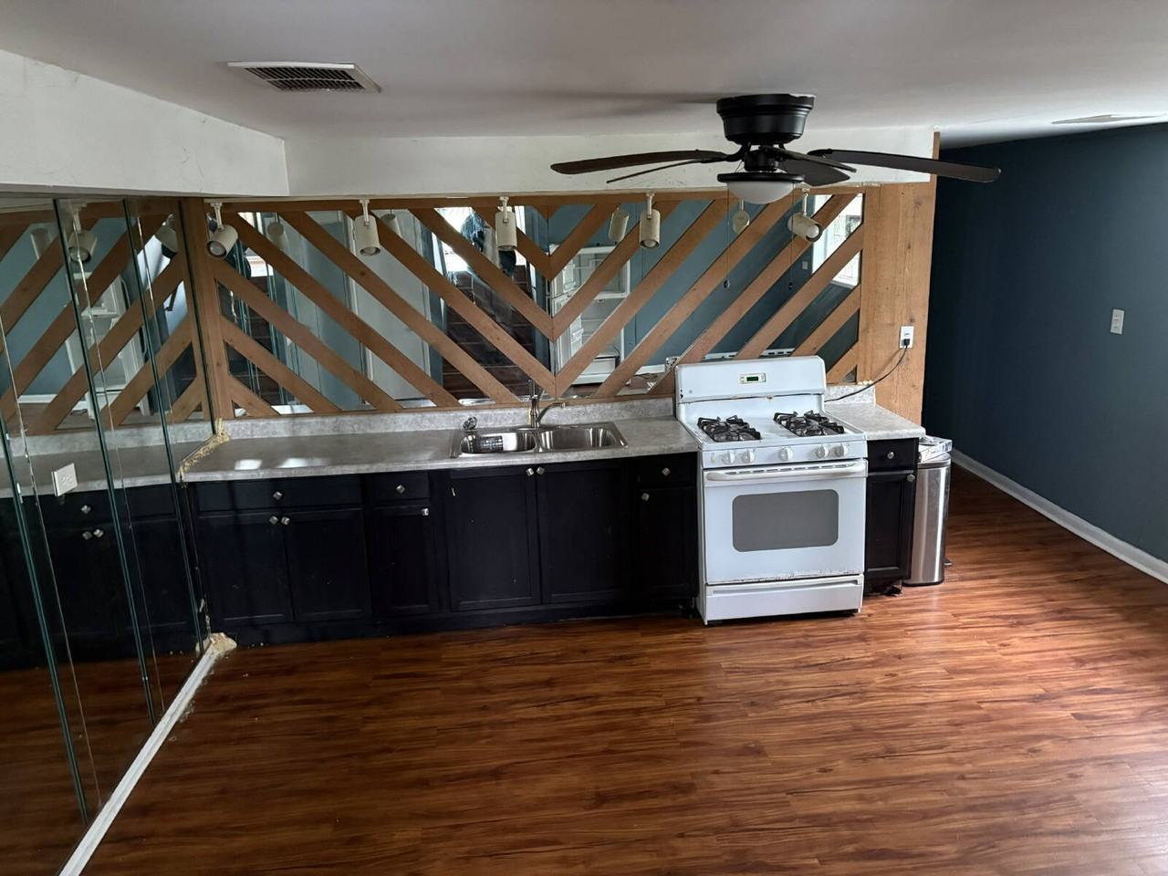 13220 S Vernon Ave - Photo 2 of 15