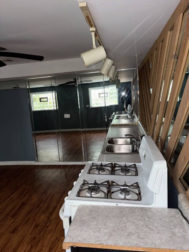 13220 S Vernon Ave - Photo 3 of 15