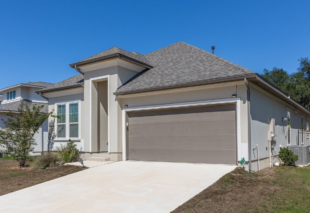 221 Navarro - Photo 2 of 36