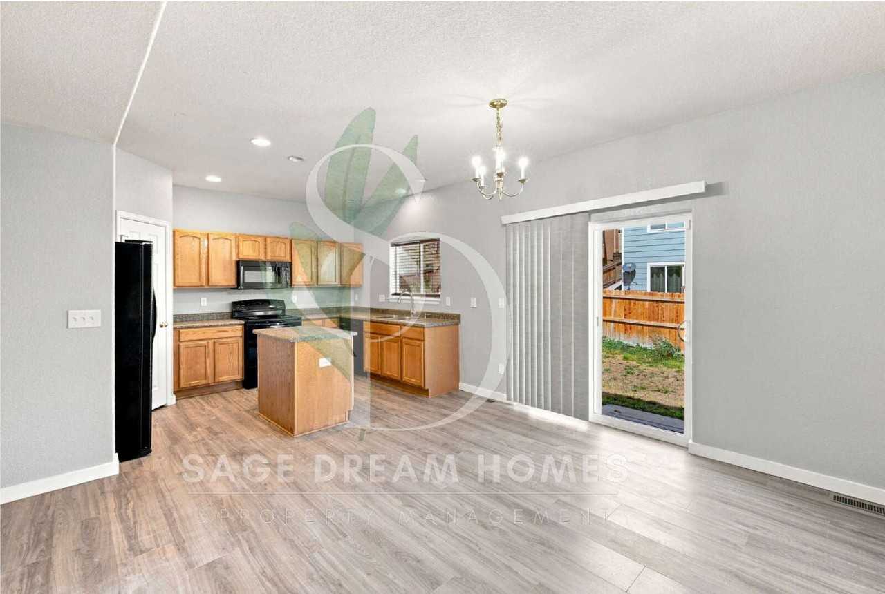 8687 Silver Glen Dr - Photo 3 of 15