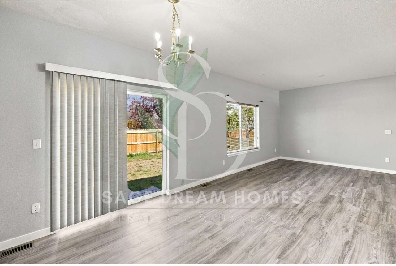 8687 Silver Glen Dr - Photo 4 of 15