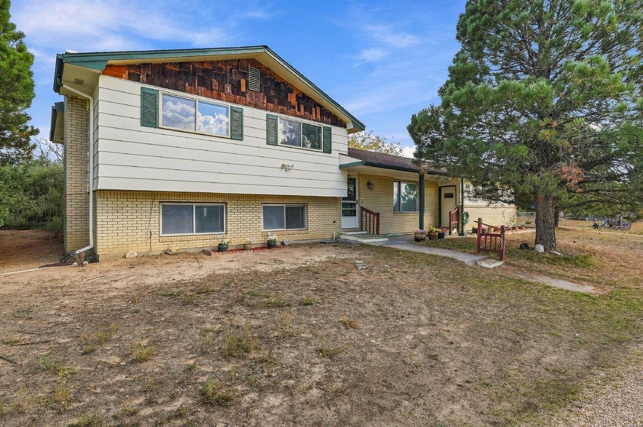 1653 Cragin Rd - Photo 2 of 45