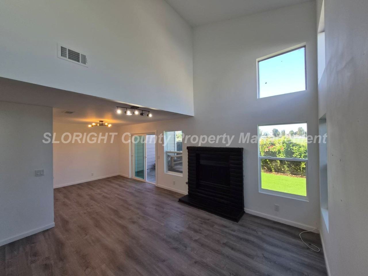 1260 Laguna Ln - Photo 4 of 23