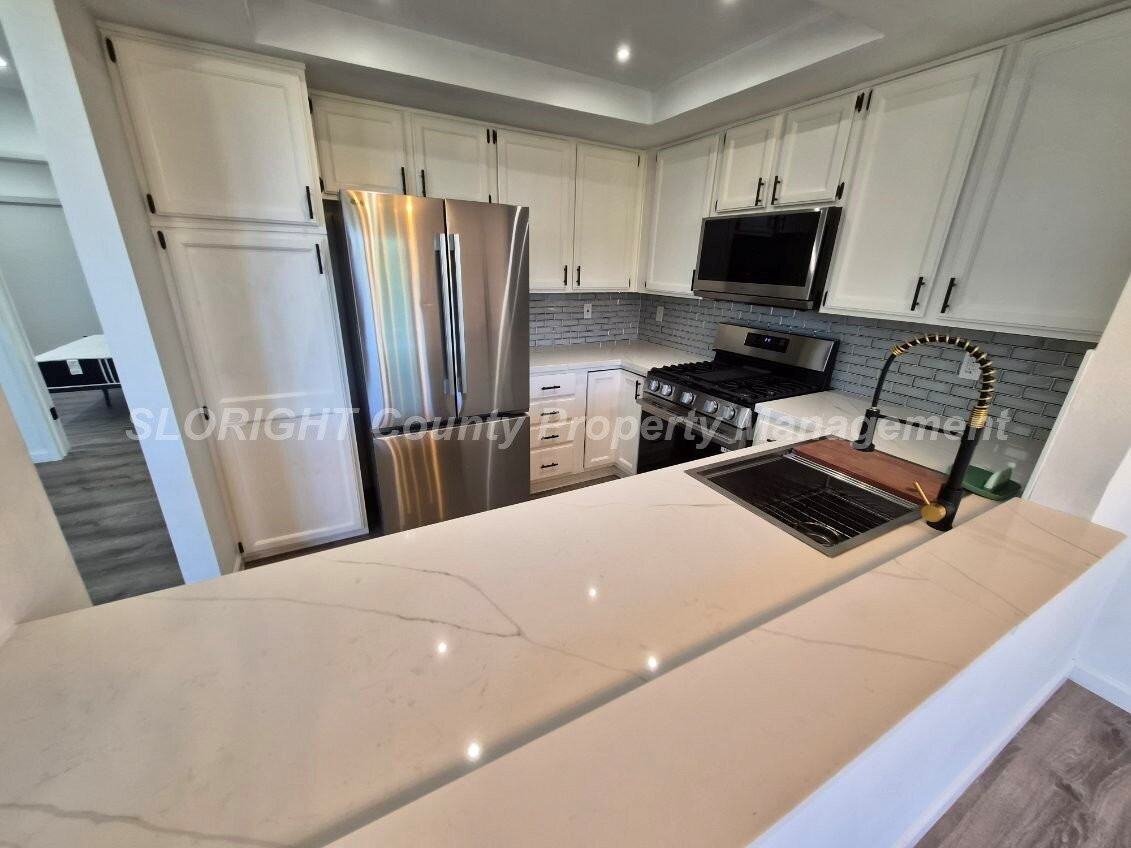 1260 Laguna Ln - Photo 5 of 23