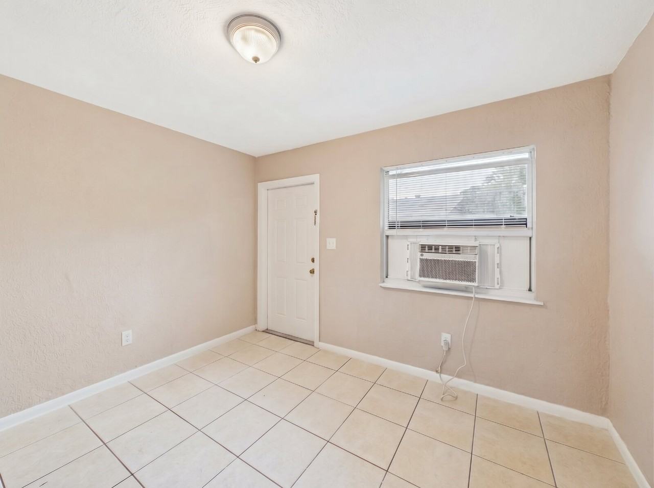 2711 Nw 1st St Apt 4 - Photo 3 of 23