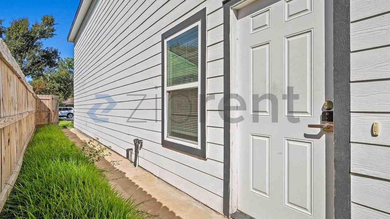 11610 Danford Ln #B - Photo 5 of 16