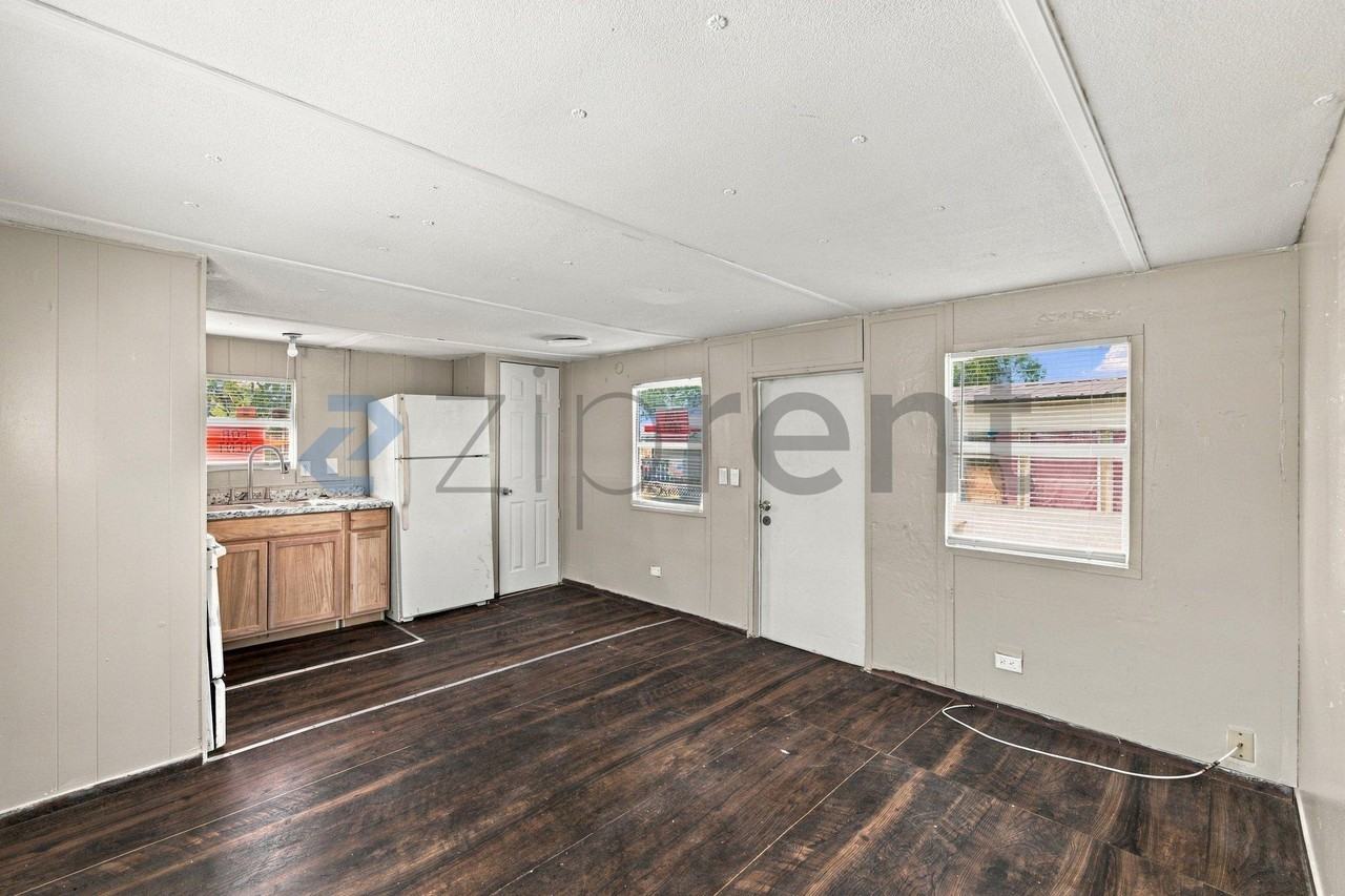 2310 S 50th St - Photo 5 of 11
