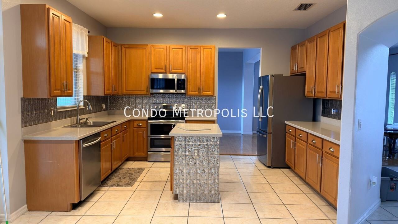 2407 Greenwillow Dr - Photo 4 of 11