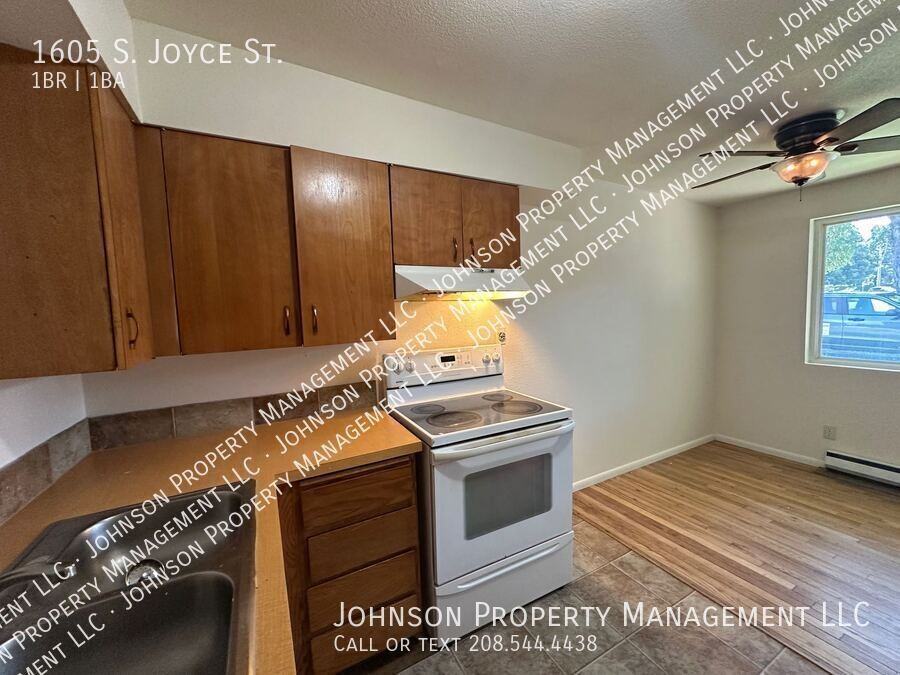 1605 S Joyce St - Photo 2 of 11