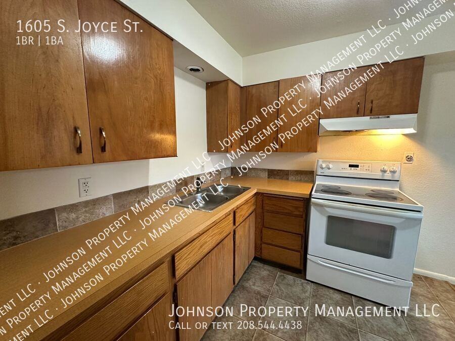 1605 S Joyce St - Photo 4 of 11