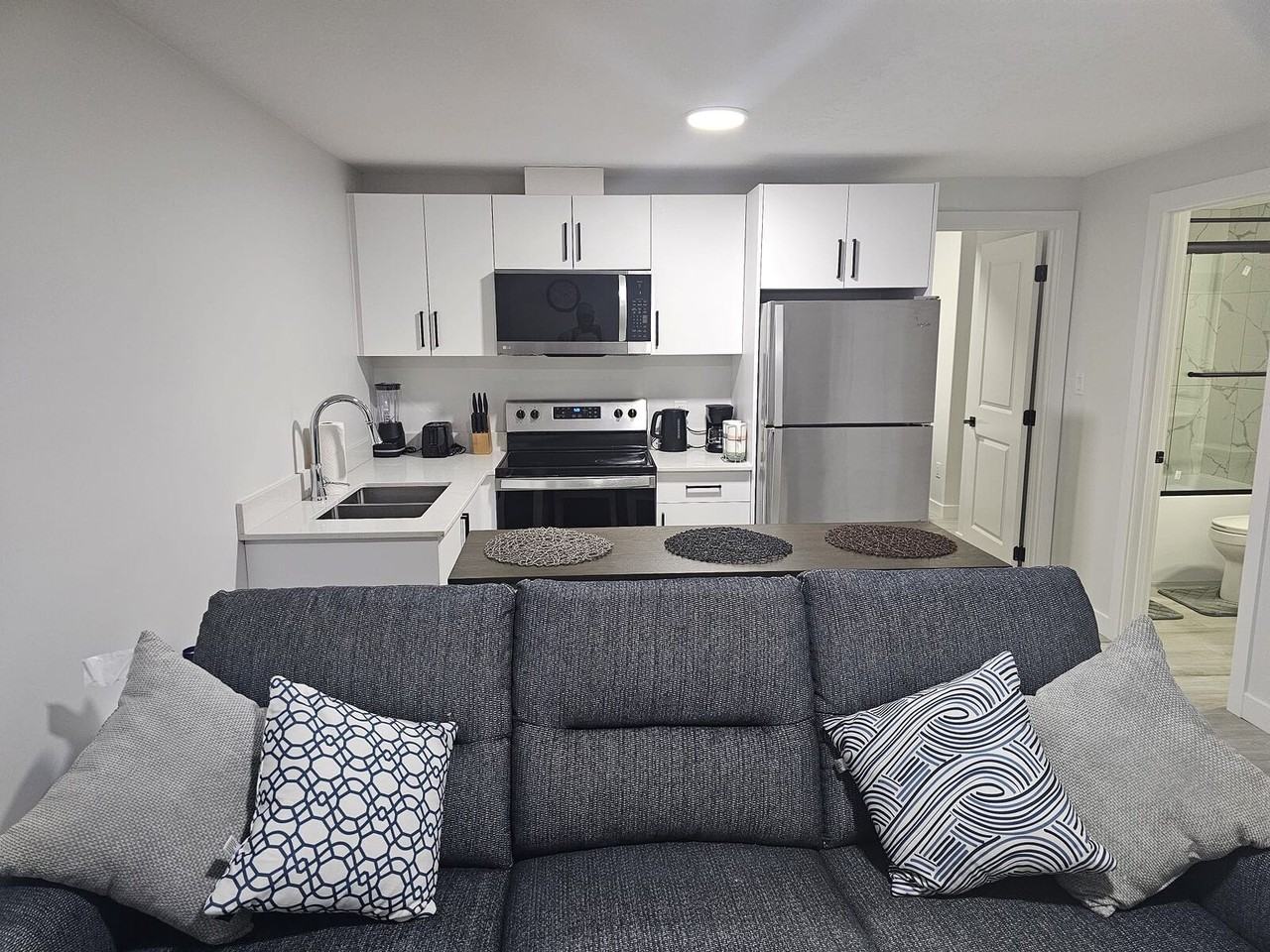 1139 Goldfinch Cres Nw - Photo 3 of 24
