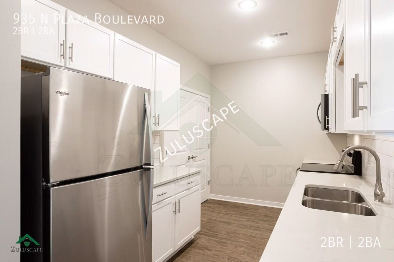 935 N Plaza Blvd - Photo 2 of 15