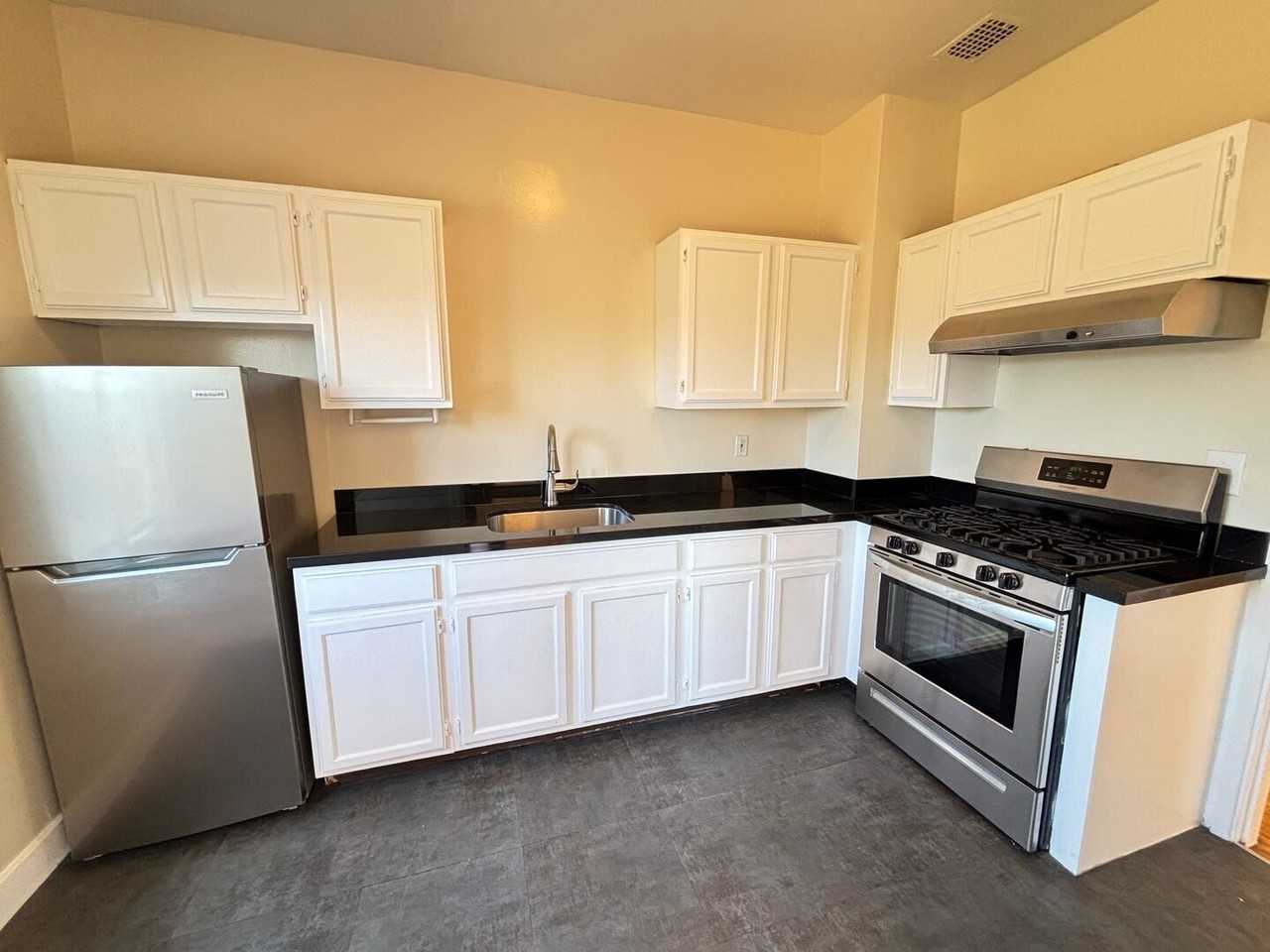 827 Warfield Ave #03 - Photo 3 of 19