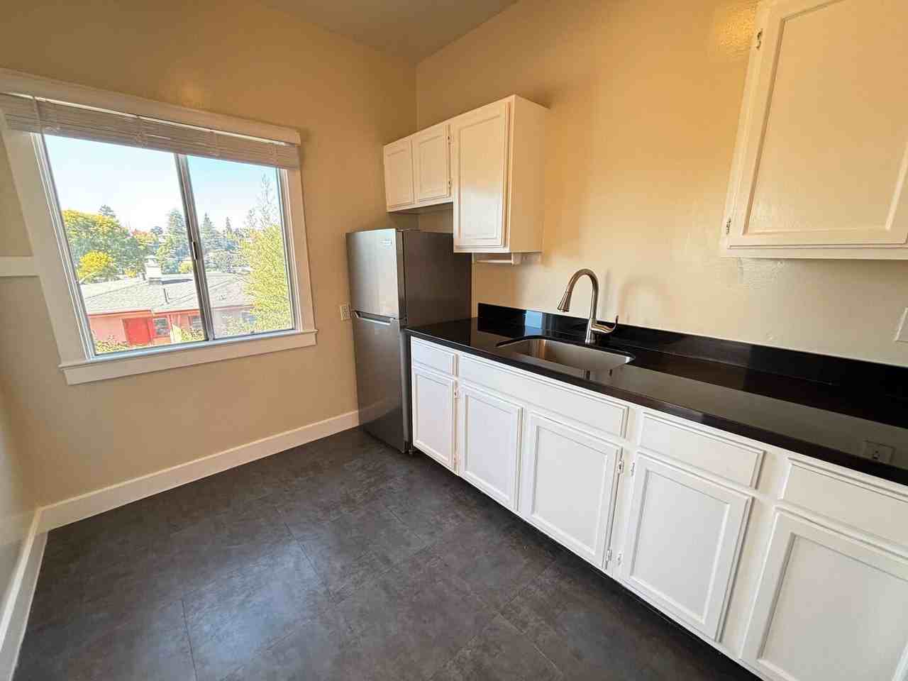827 Warfield Ave #03 - Photo 4 of 19