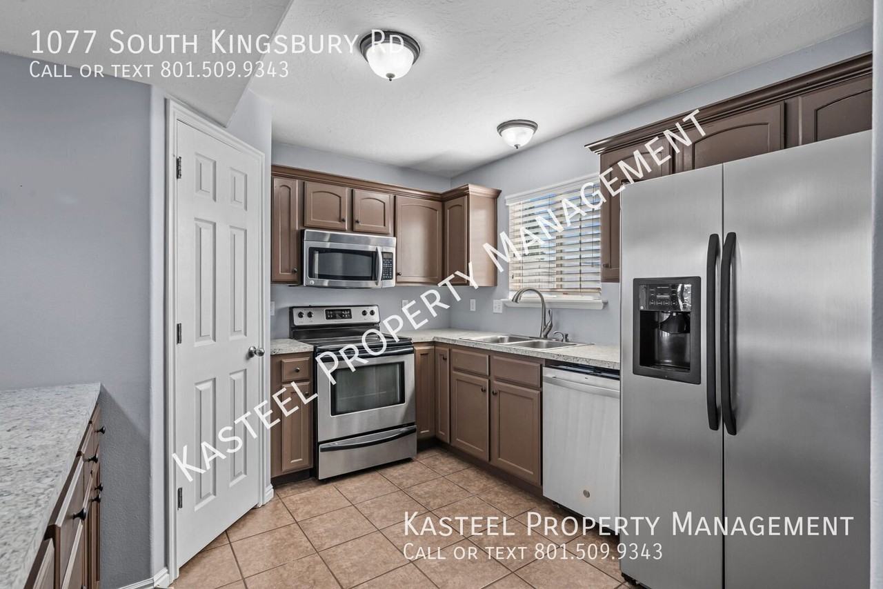 1077 S 1850 W - Photo 4 of 26