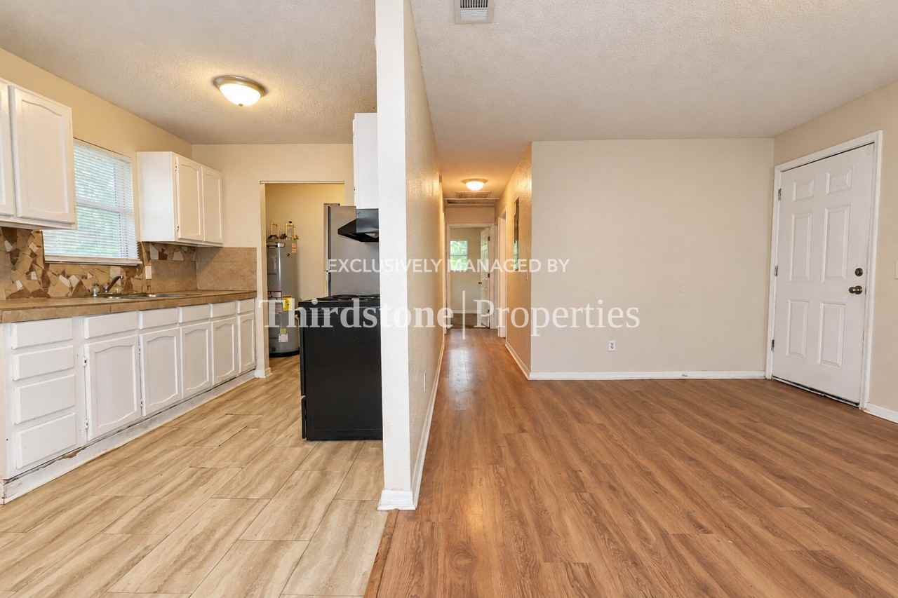 2134 Thomas Ct - Photo 3 of 20