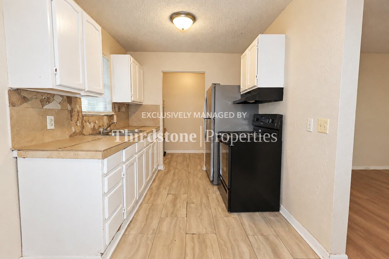 2134 Thomas Ct - Photo 4 of 20