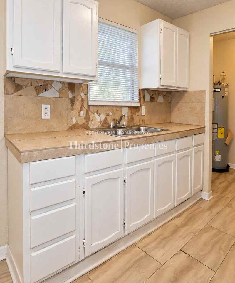 2134 Thomas Ct - Photo 5 of 20