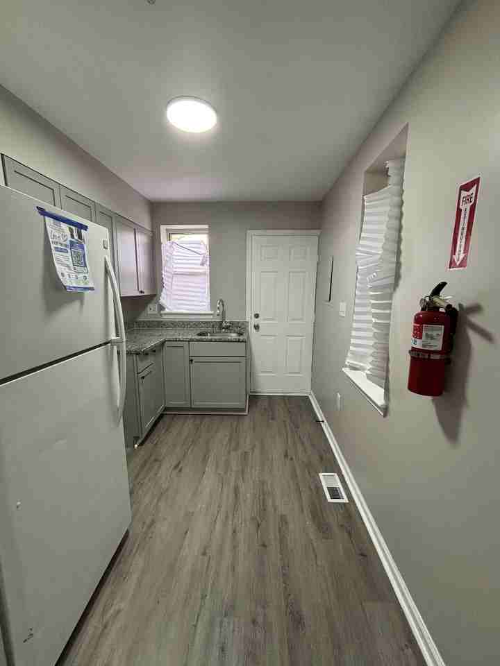 1141 N Mount St - Photo 5 of 19