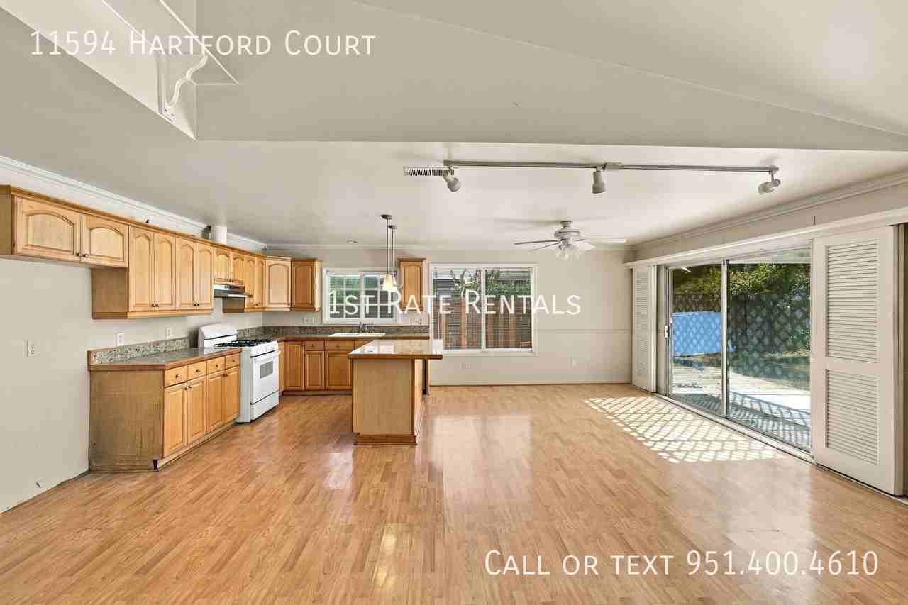 11594 Hartford Ct - Photo 3 of 10