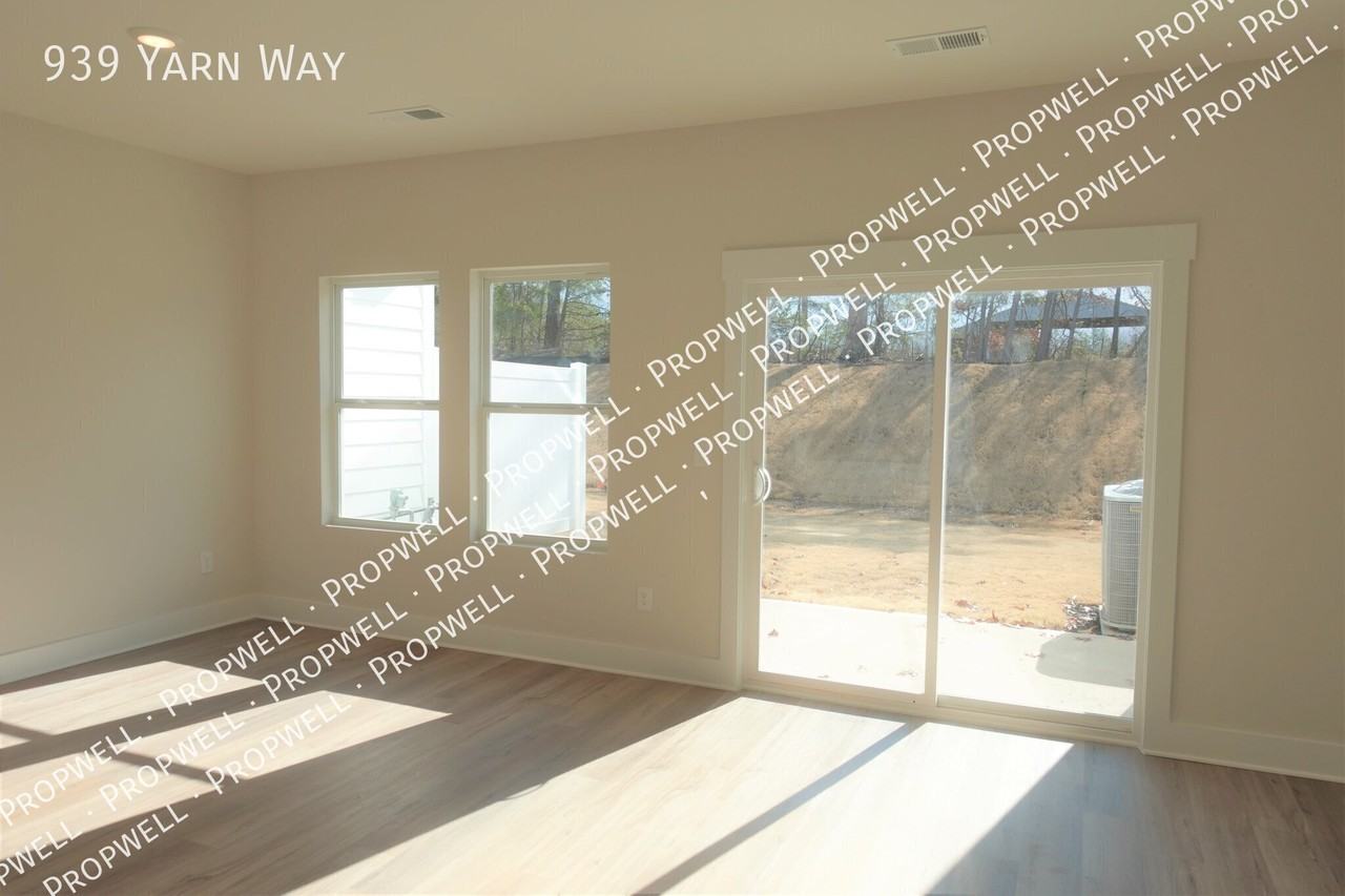 939 Yarn Way - Photo 3 of 15