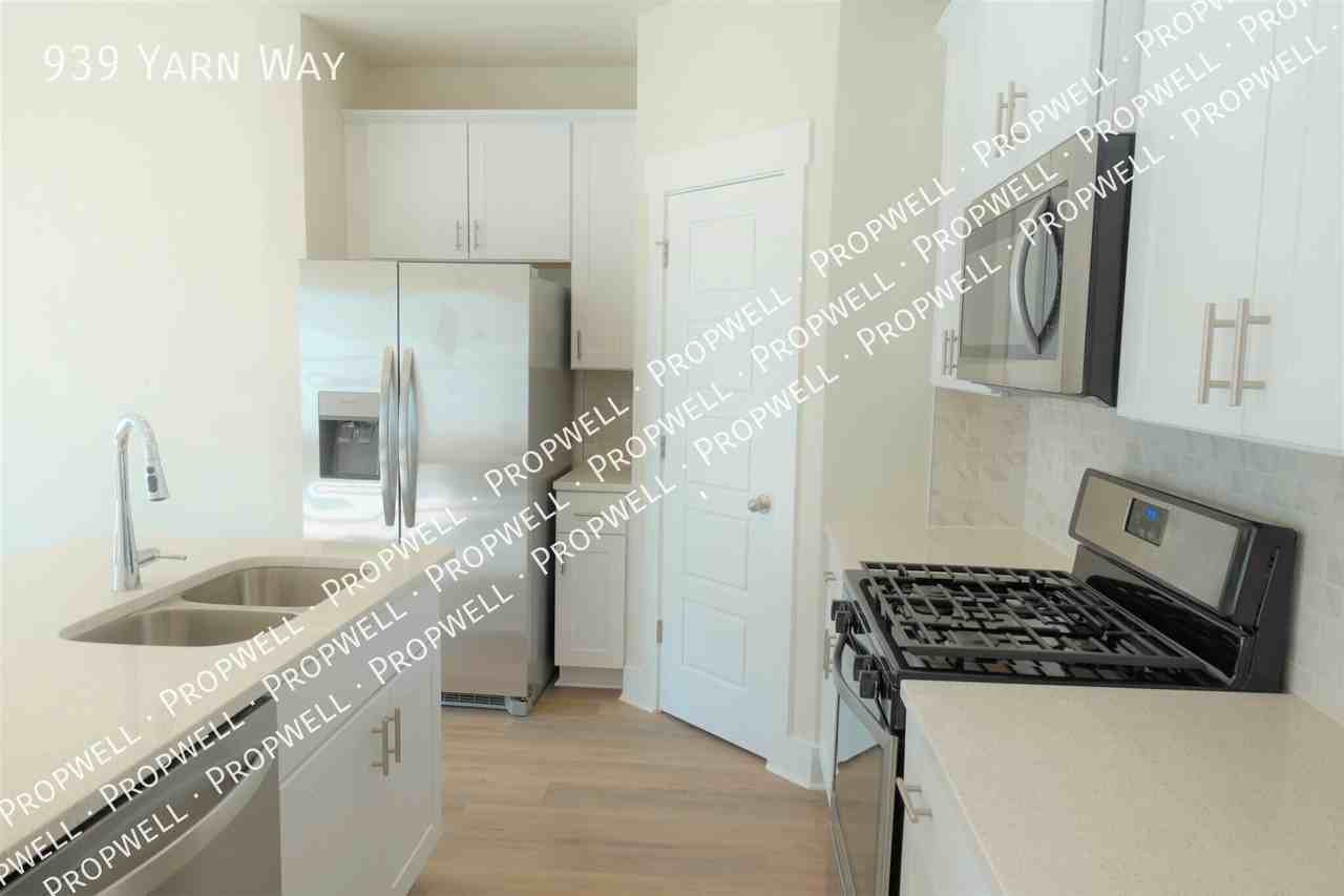 939 Yarn Way - Photo 4 of 15