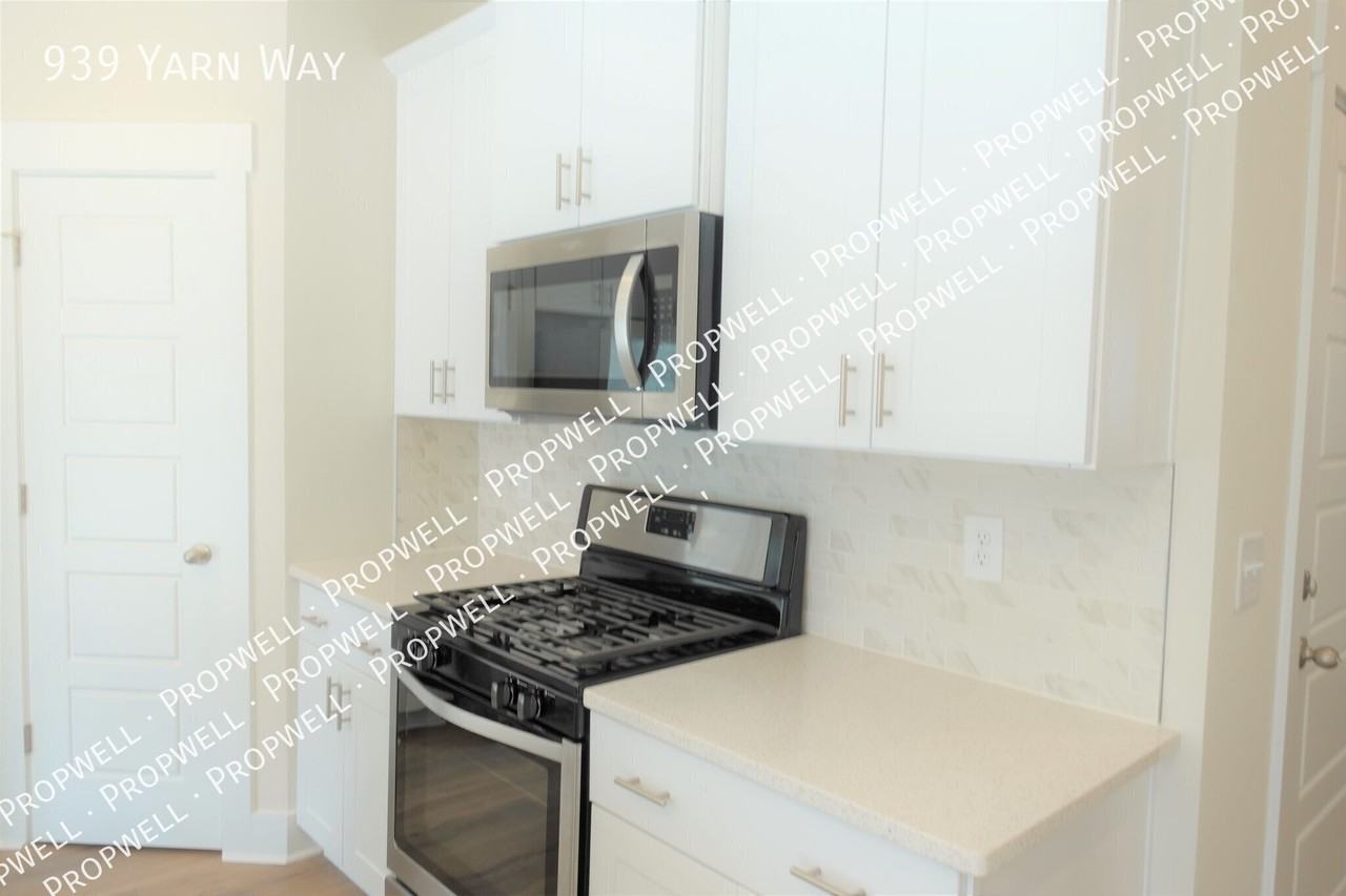 939 Yarn Way - Photo 6 of 15