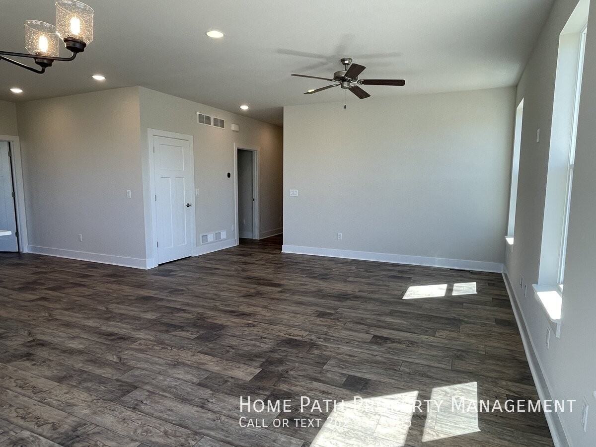W218N16058 Tiger Lily Dr - Photo 5 of 16