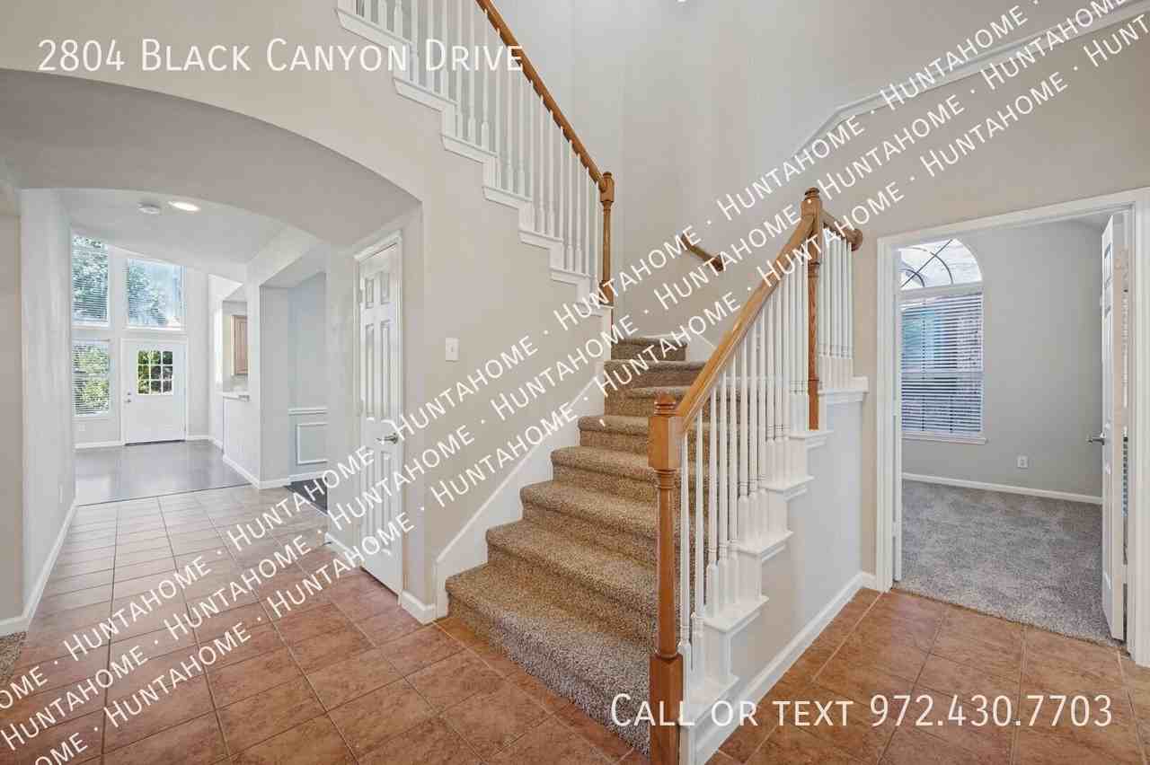 2804 Black Canyon Dr - Photo 2 of 12