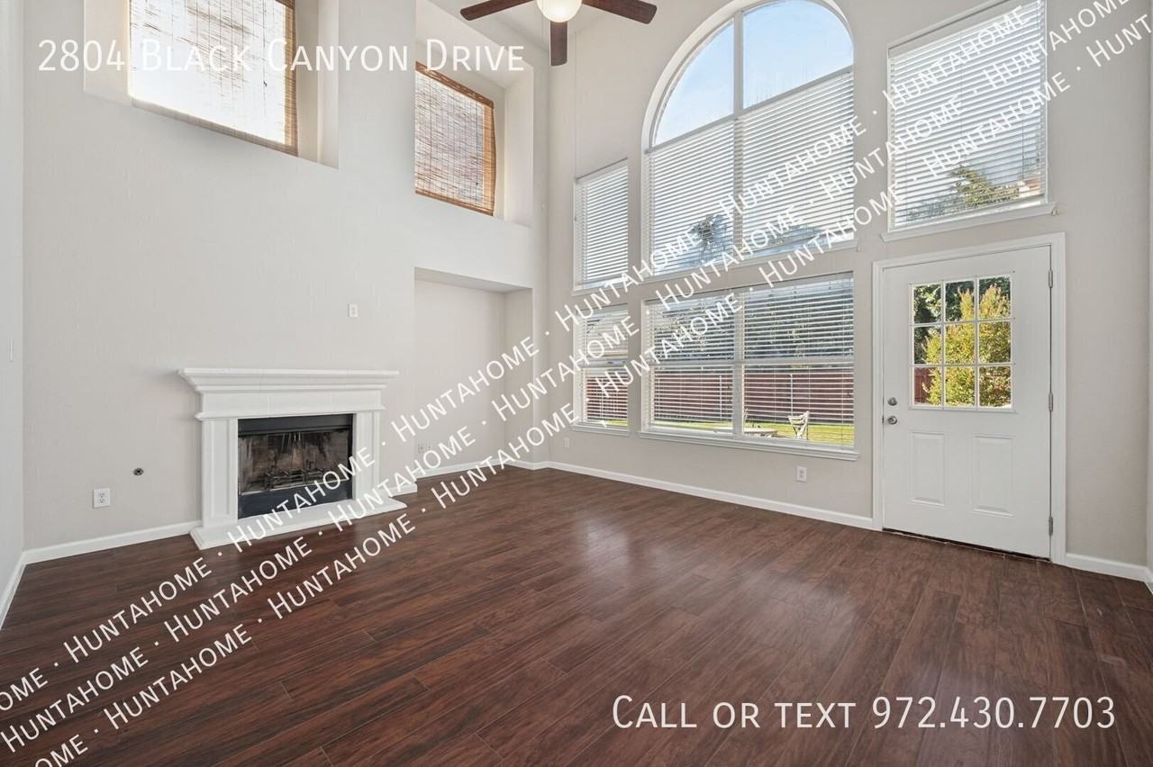 2804 Black Canyon Dr - Photo 3 of 12
