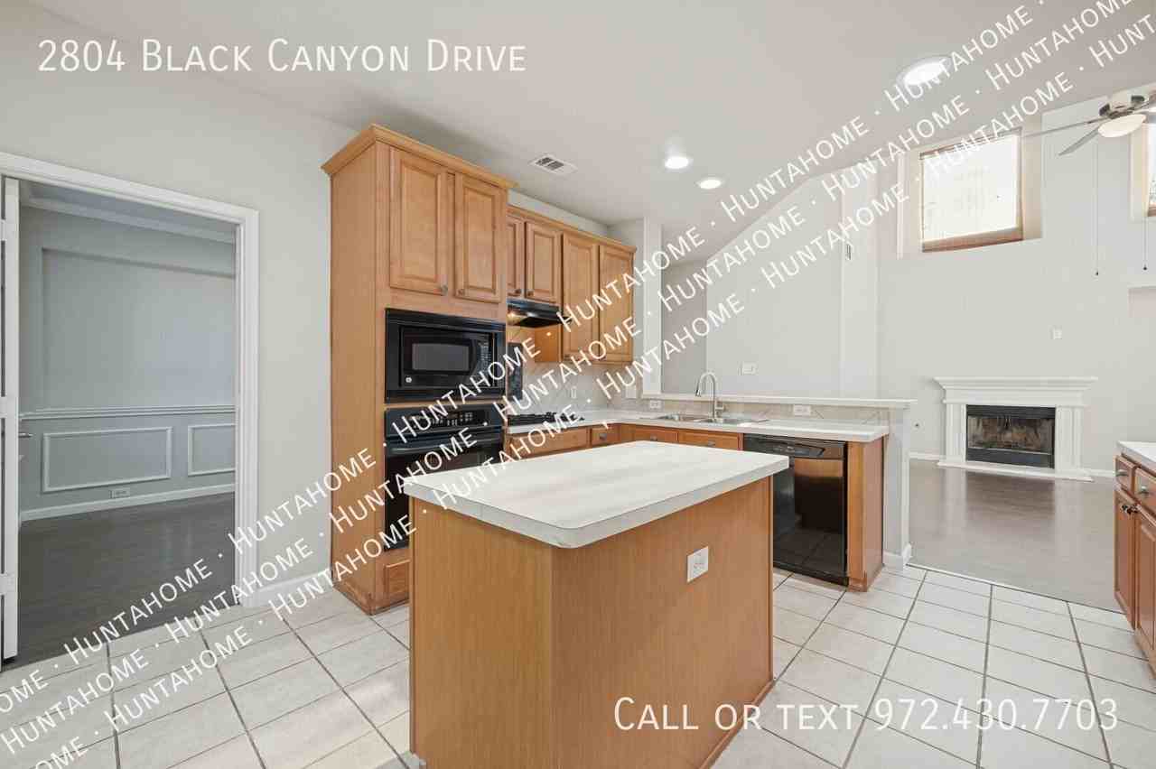 2804 Black Canyon Dr - Photo 4 of 12