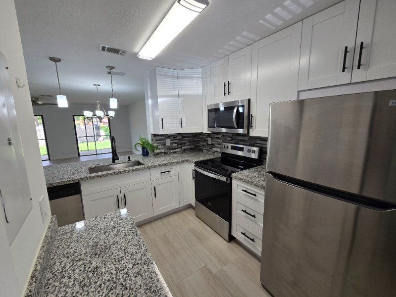 899 Nw 47th St - Photo 2 of 26