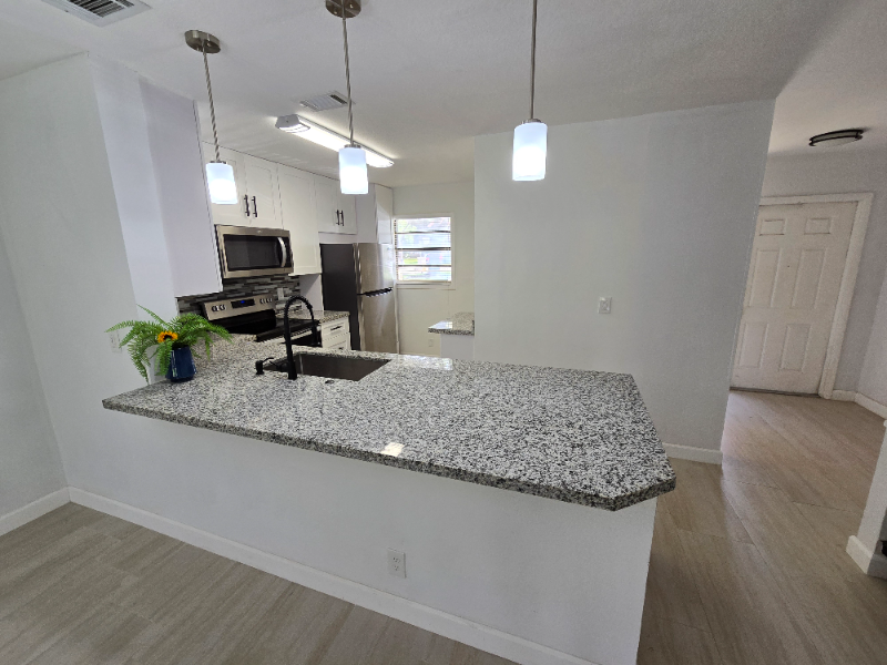 899 Nw 47th St - Photo 3 of 26