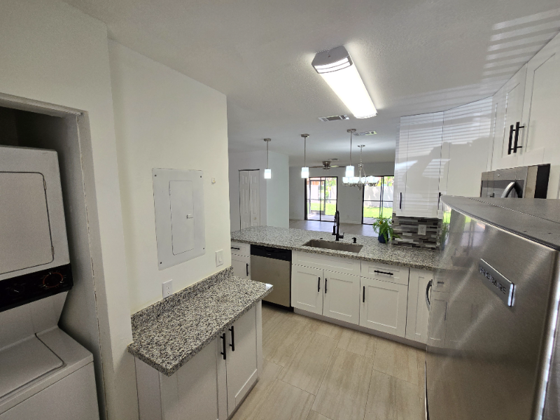 899 Nw 47th St - Photo 4 of 26