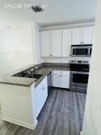 1942 Ne 5th St - Photo 3 of 15