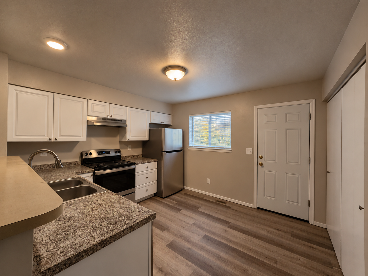 1435 Hathaway Dr - Photo 4 of 25