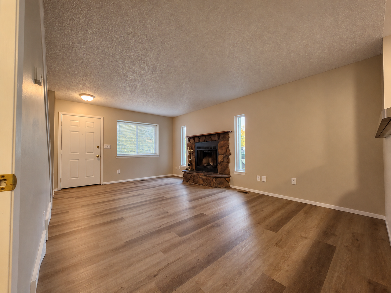 1435 Hathaway Dr - Photo 5 of 25
