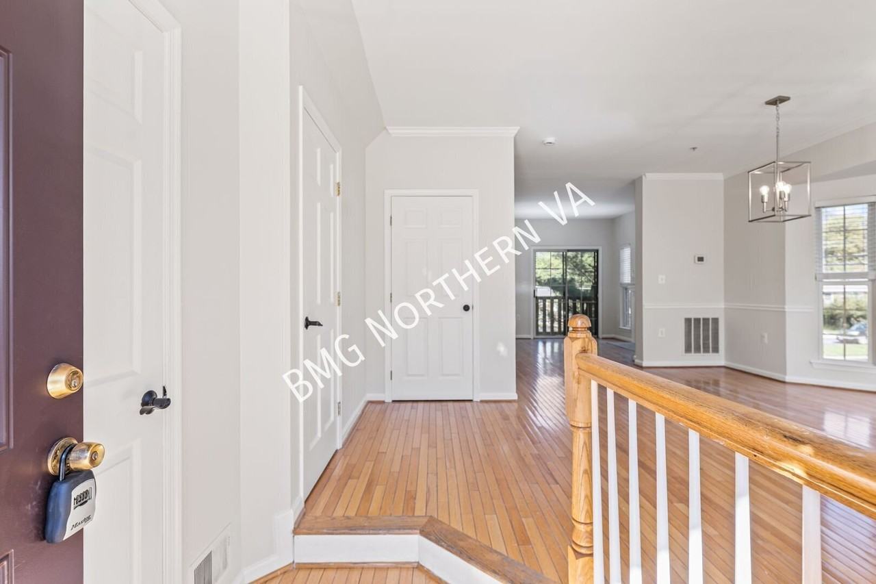 6080 Madison Pointe Ct - Photo 3 of 45