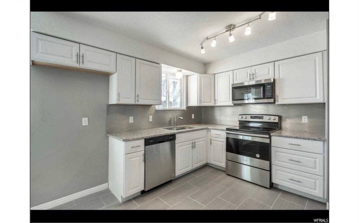 5485 S Rockford St - Photo 2 of 15