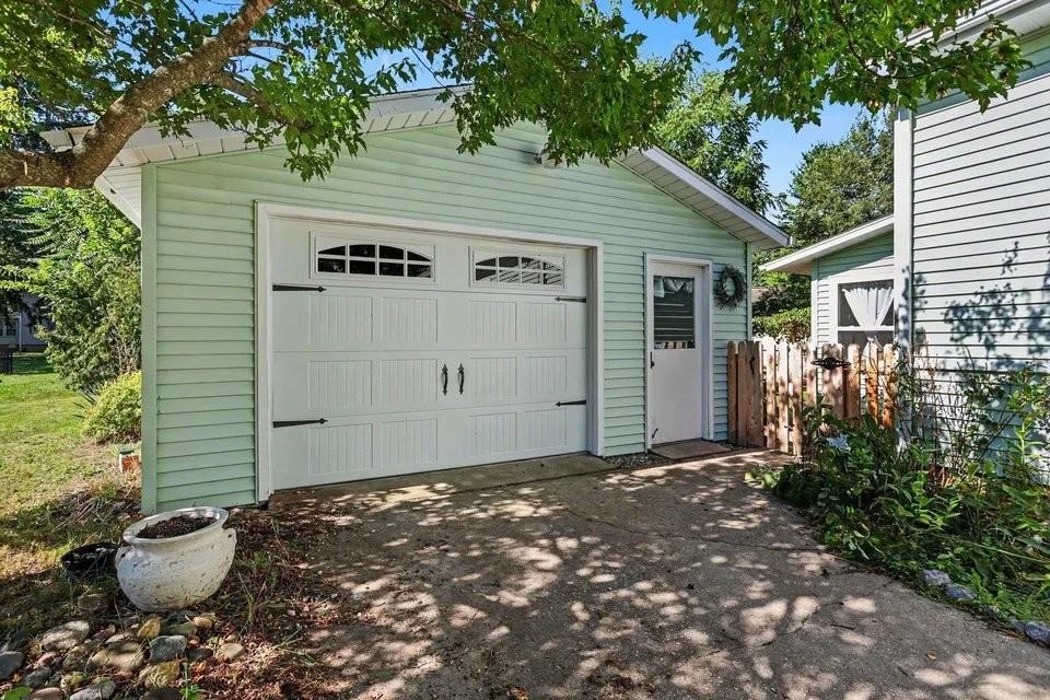 109 W Allen St - Photo 2 of 17