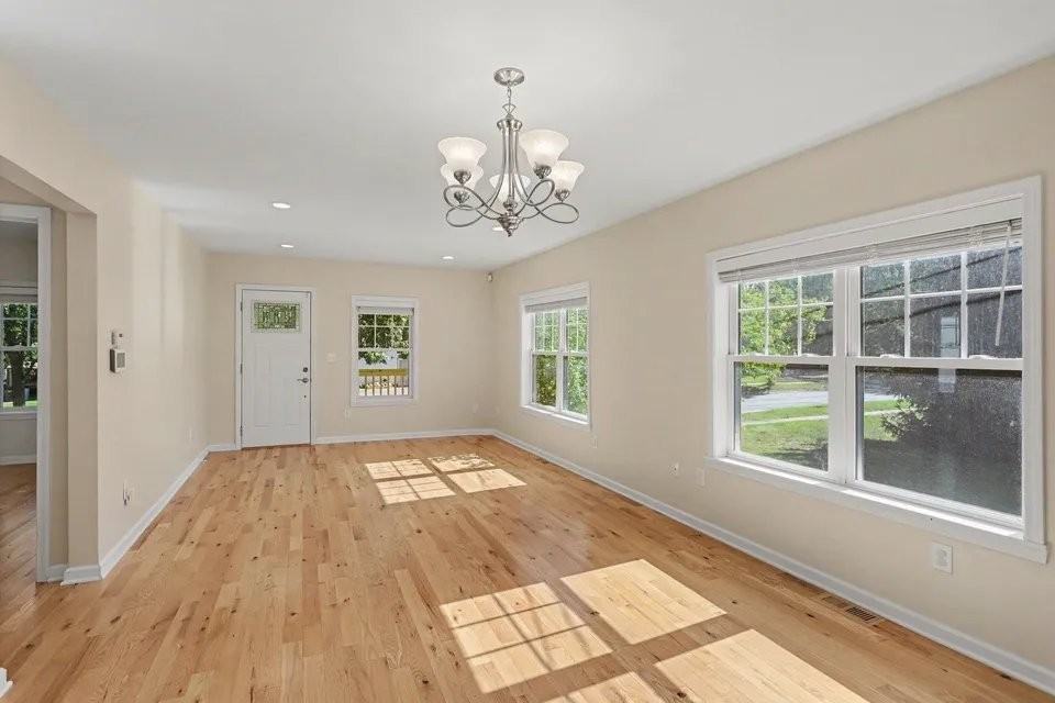 109 W Allen St - Photo 4 of 17