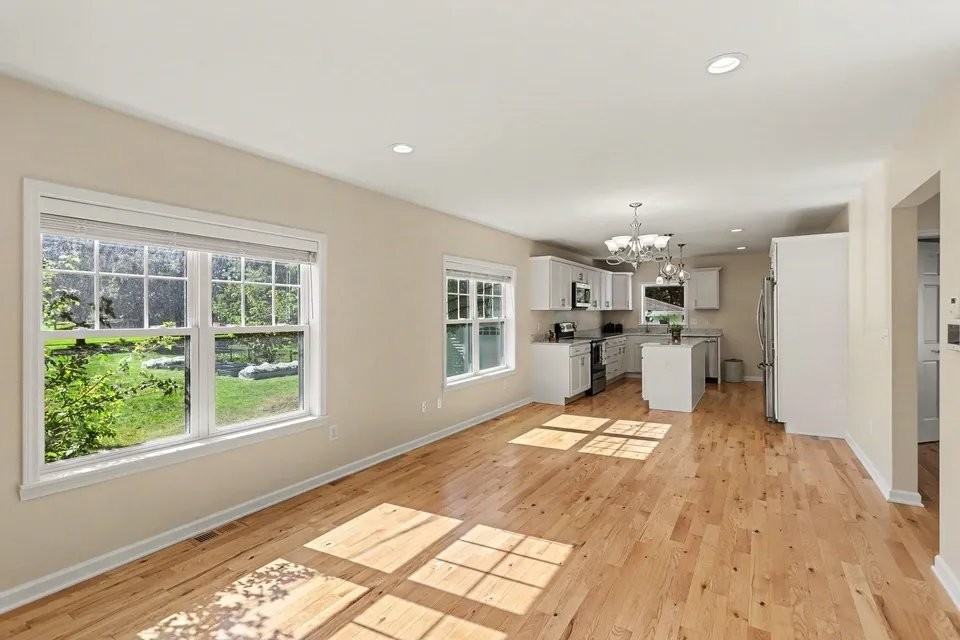 109 W Allen St - Photo 5 of 17