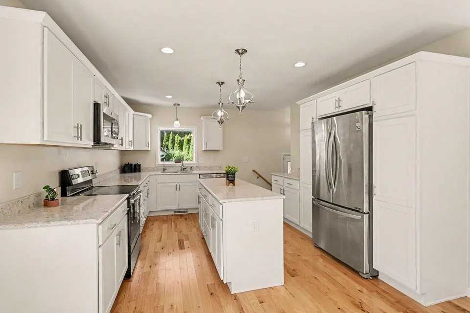 109 W Allen St - Photo 6 of 17