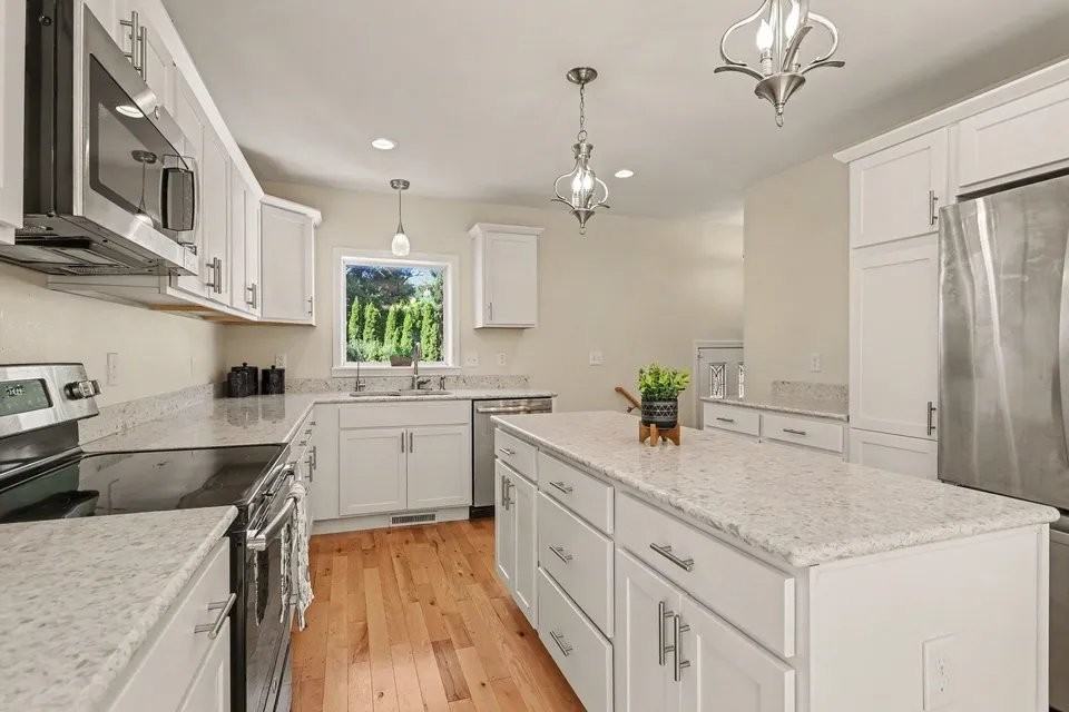 109 W Allen St - Photo 7 of 17