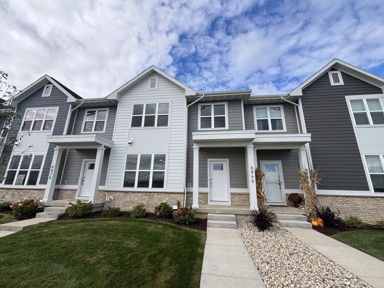 6866 Belle Fontaine Blvd - Photo 2 of 14