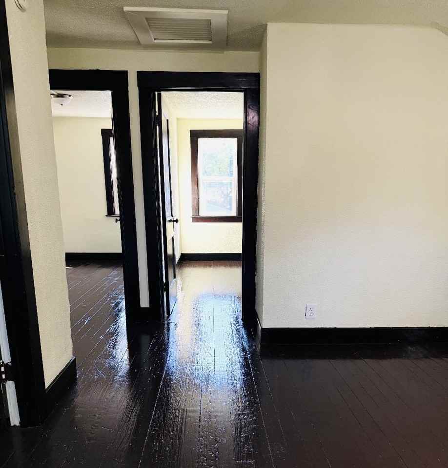 925 Cottage Grove Ave #1 - Photo 4 of 10