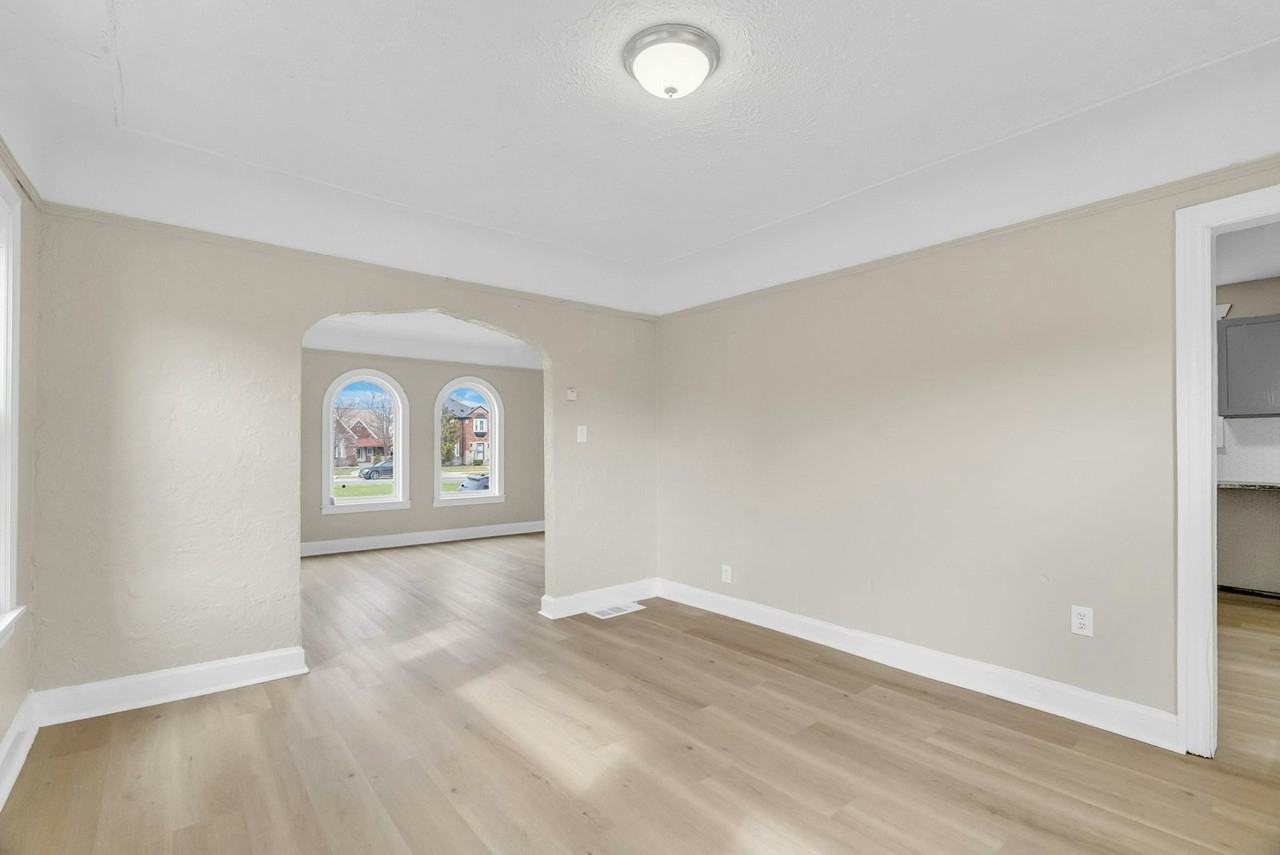 11964 Outer Drive East - Photo 5 of 15
