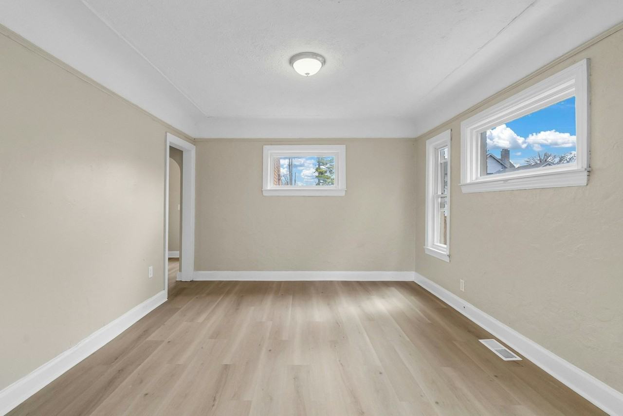 11964 Outer Drive East - Photo 7 of 15