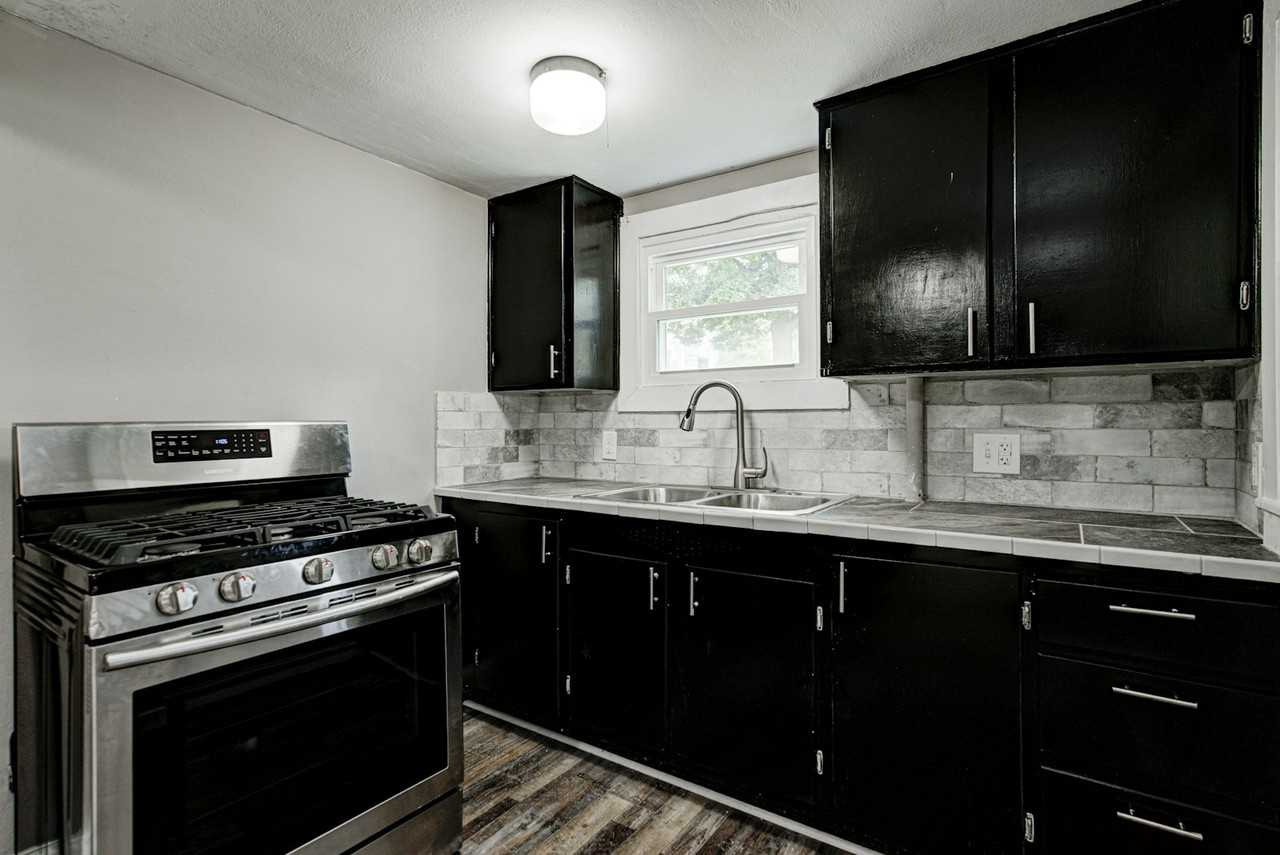601 Walnut Street, Unit Downstairs - Photo 3 of 21